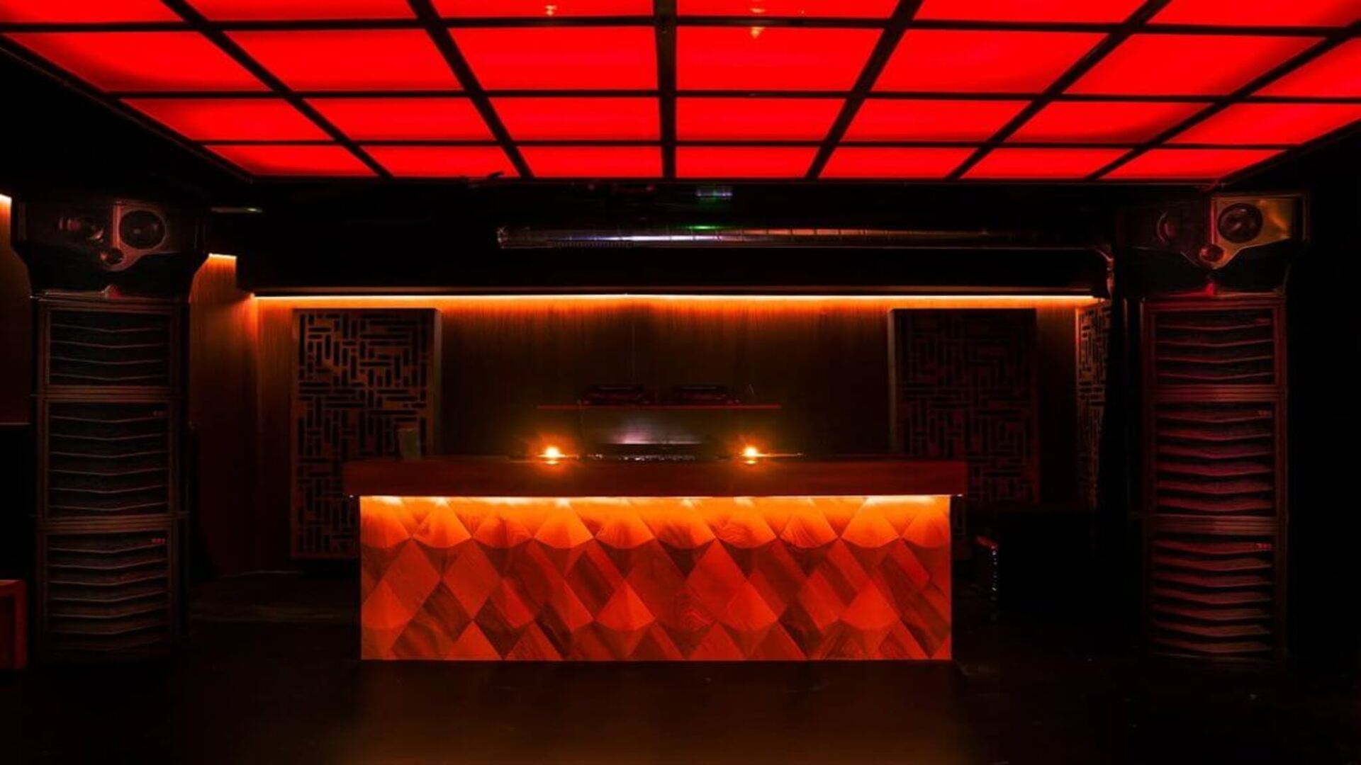Tomodachi, el nuevo club de Ibiza que no permite utilizar el celular en la pista de baile