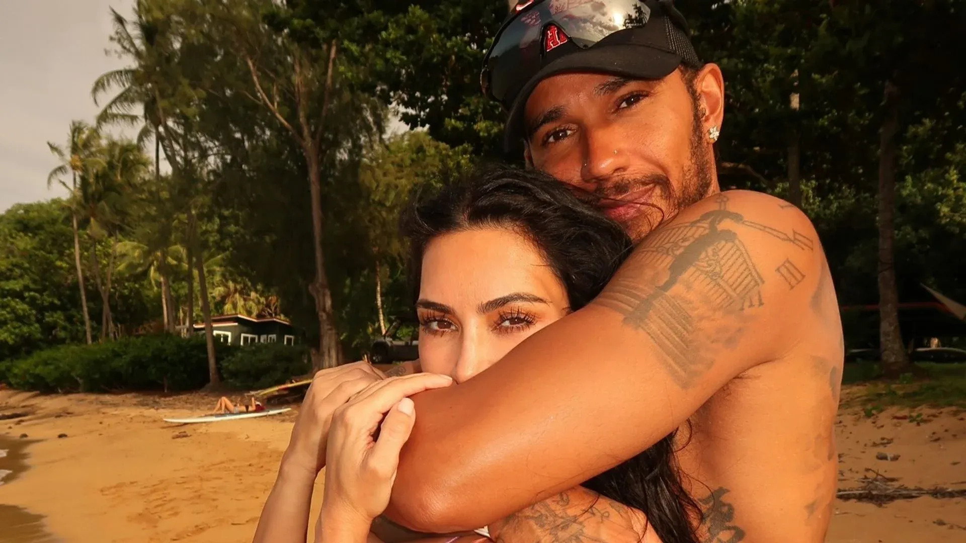 Kim Kardashian y Lewis Hamilton llevan su romance a otro nivel.