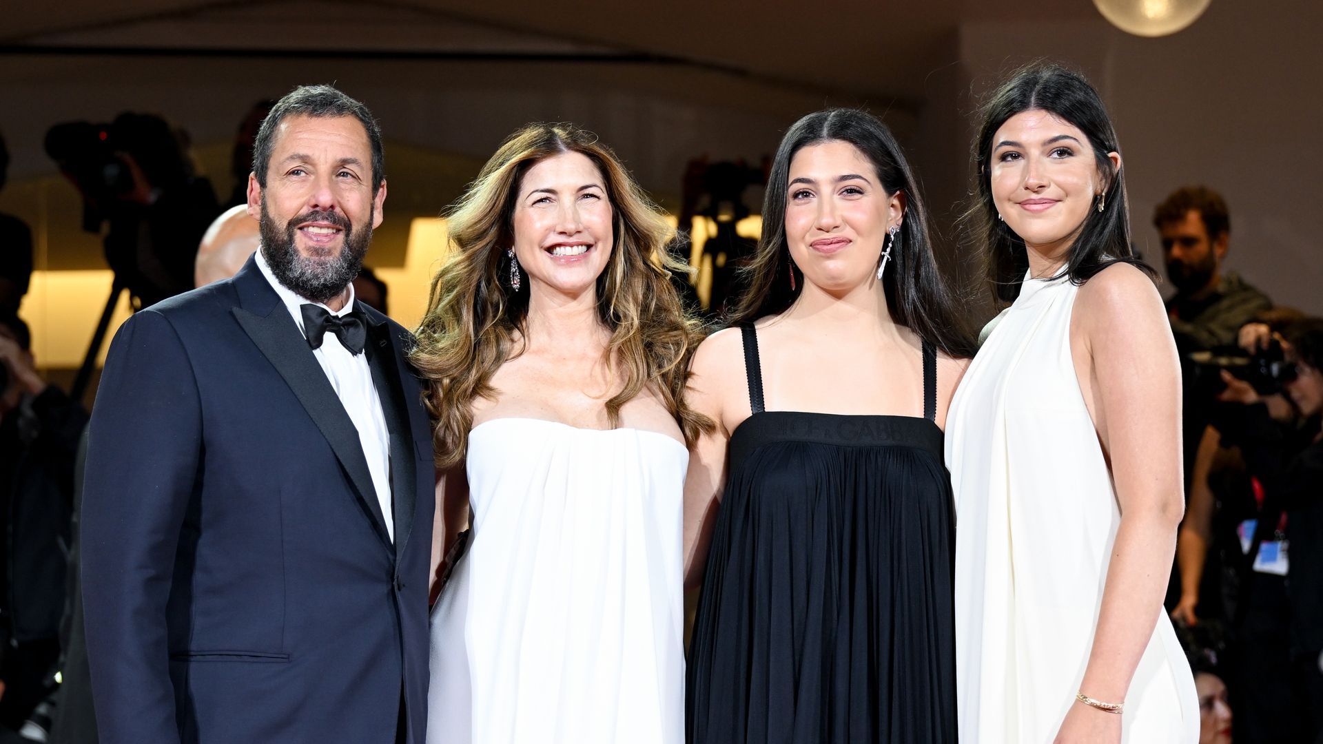 Alegría total! Adam Sandler y su familia se roban el show en la alfombra roja de Nueva York