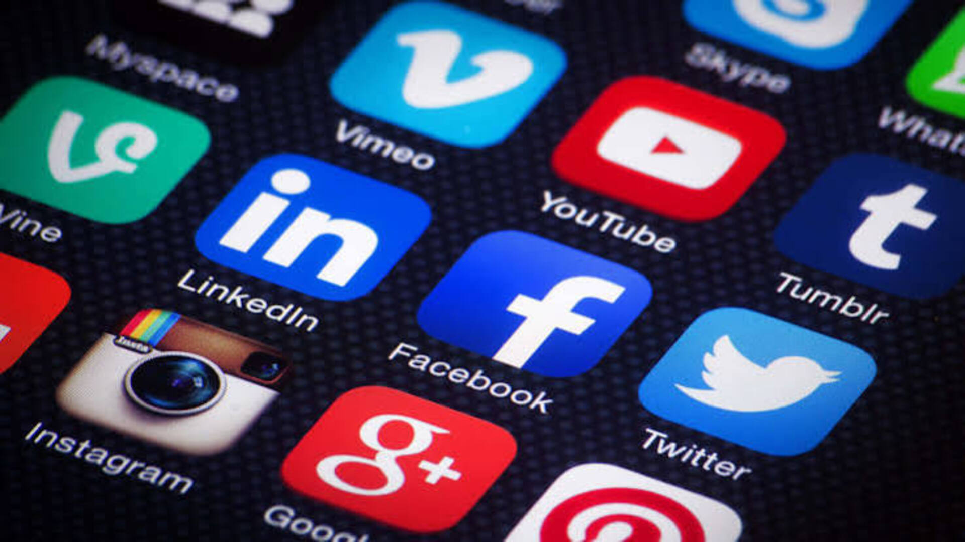 Emiratos Arabes prohíbe el uso de redes sociales a menores de 15 años