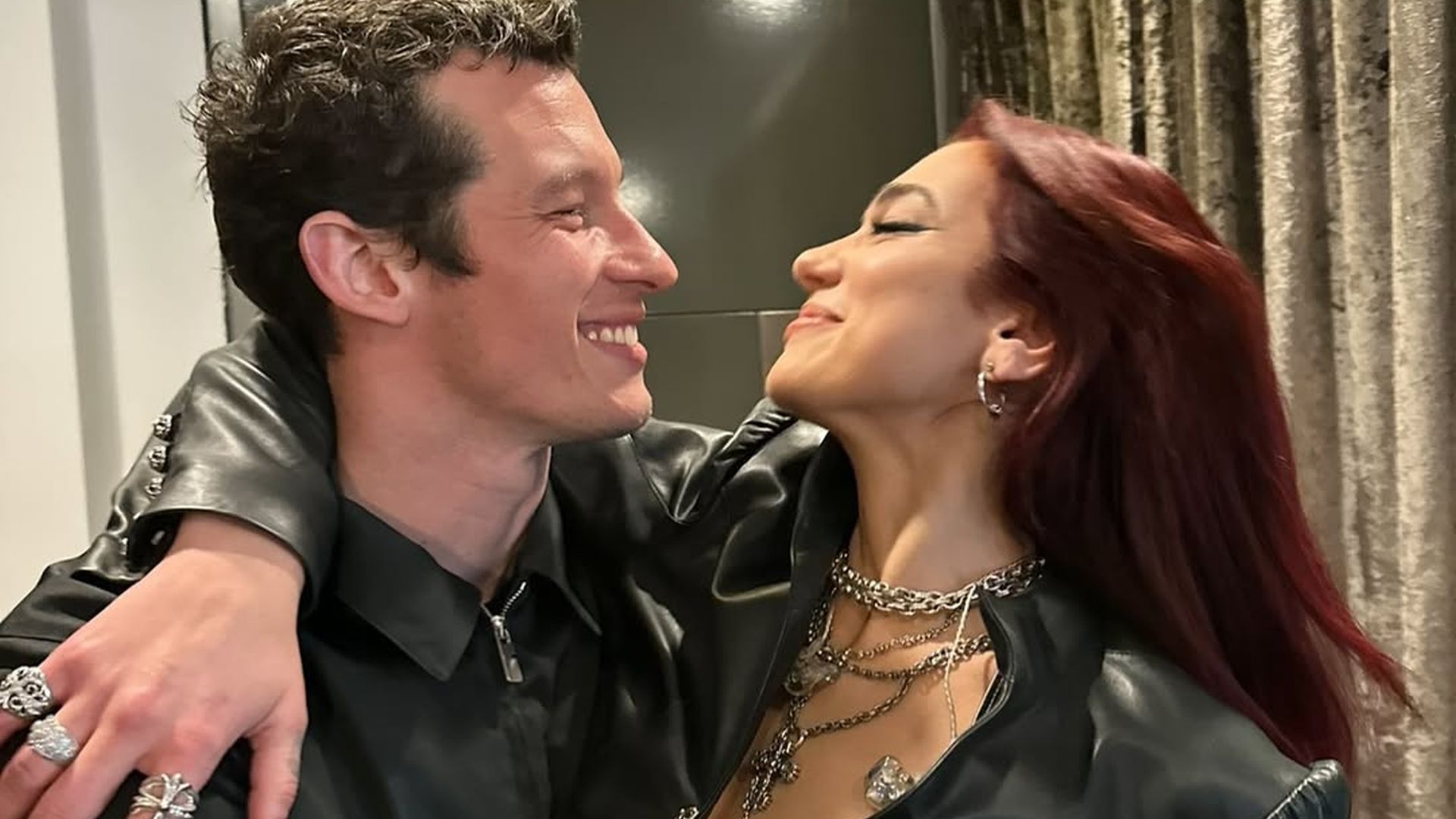 ¡Es oficial! Dua Lipa y Callum Turner derrochan amor en su debut como esposos en la alfombra roja