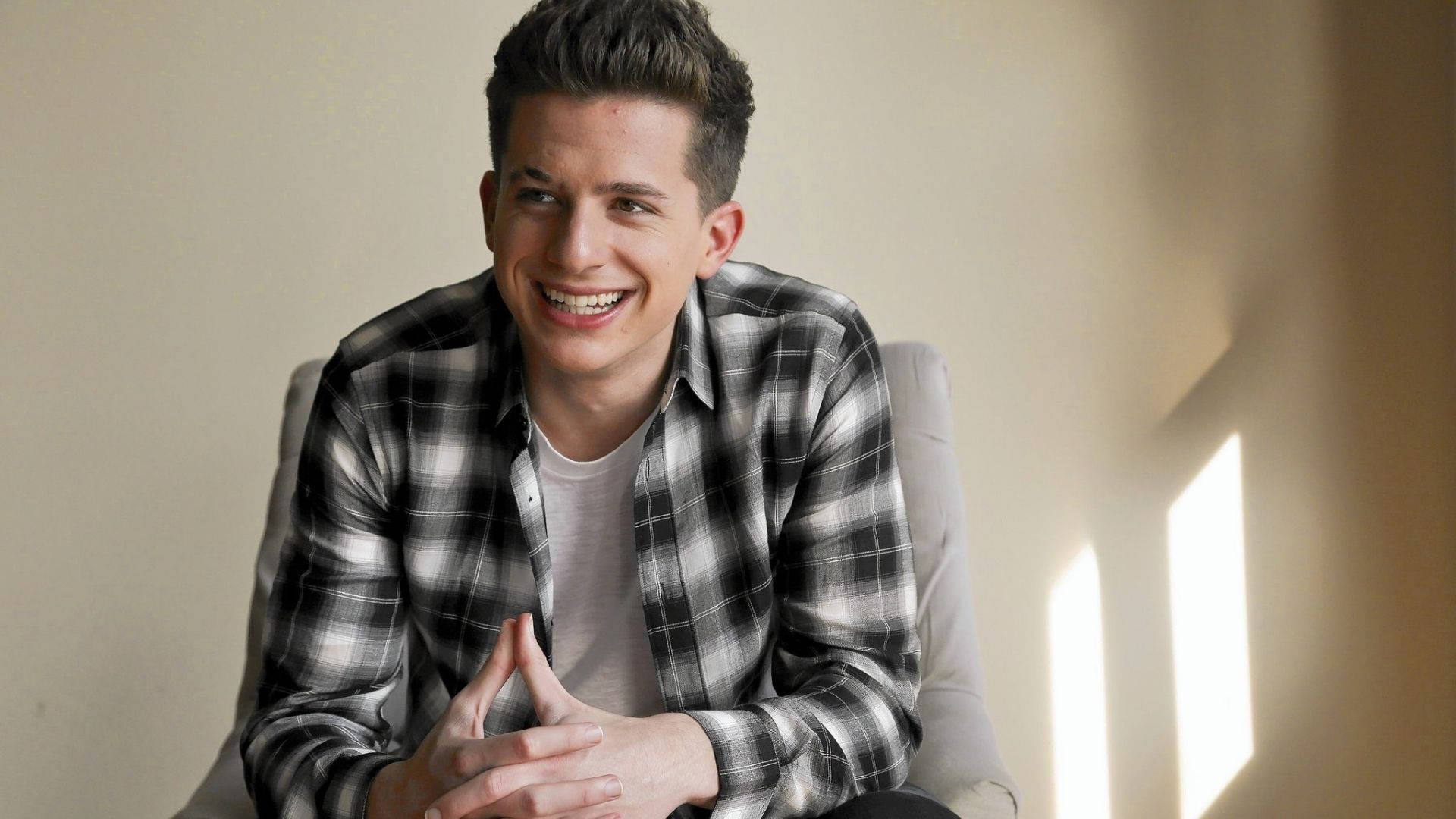 Mucho se habla de Bad Bunny, pero ¿Qué hay de Charlie Puth cantando el himno nacional estadounidense en el Super Bowl?