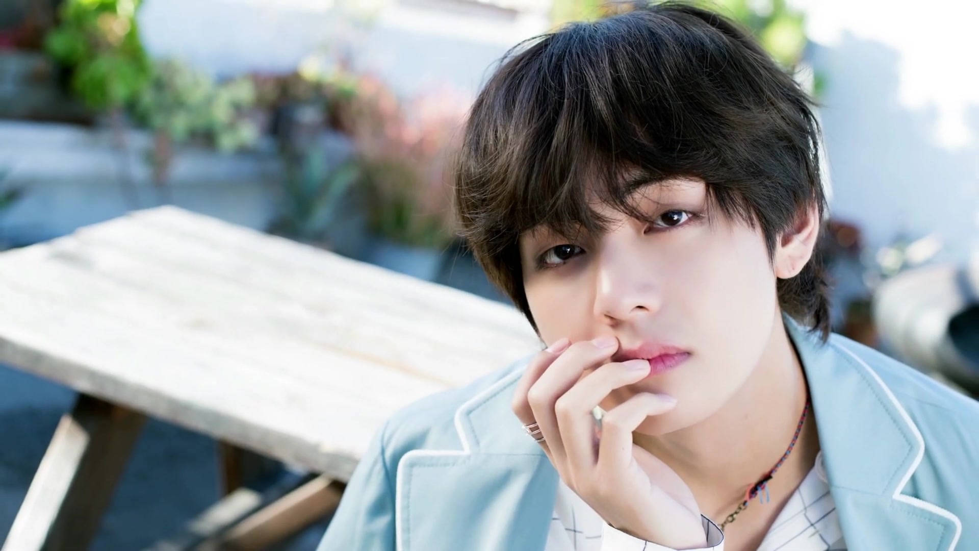 V de BTS revela que enfrenta pérdida auditiva
