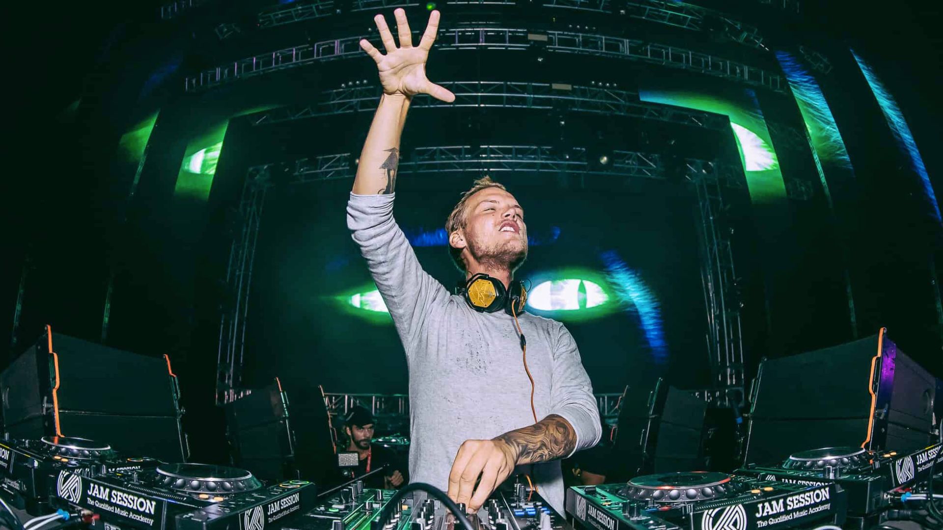 Avicii: 10 años después, publican completo su último show en vivo