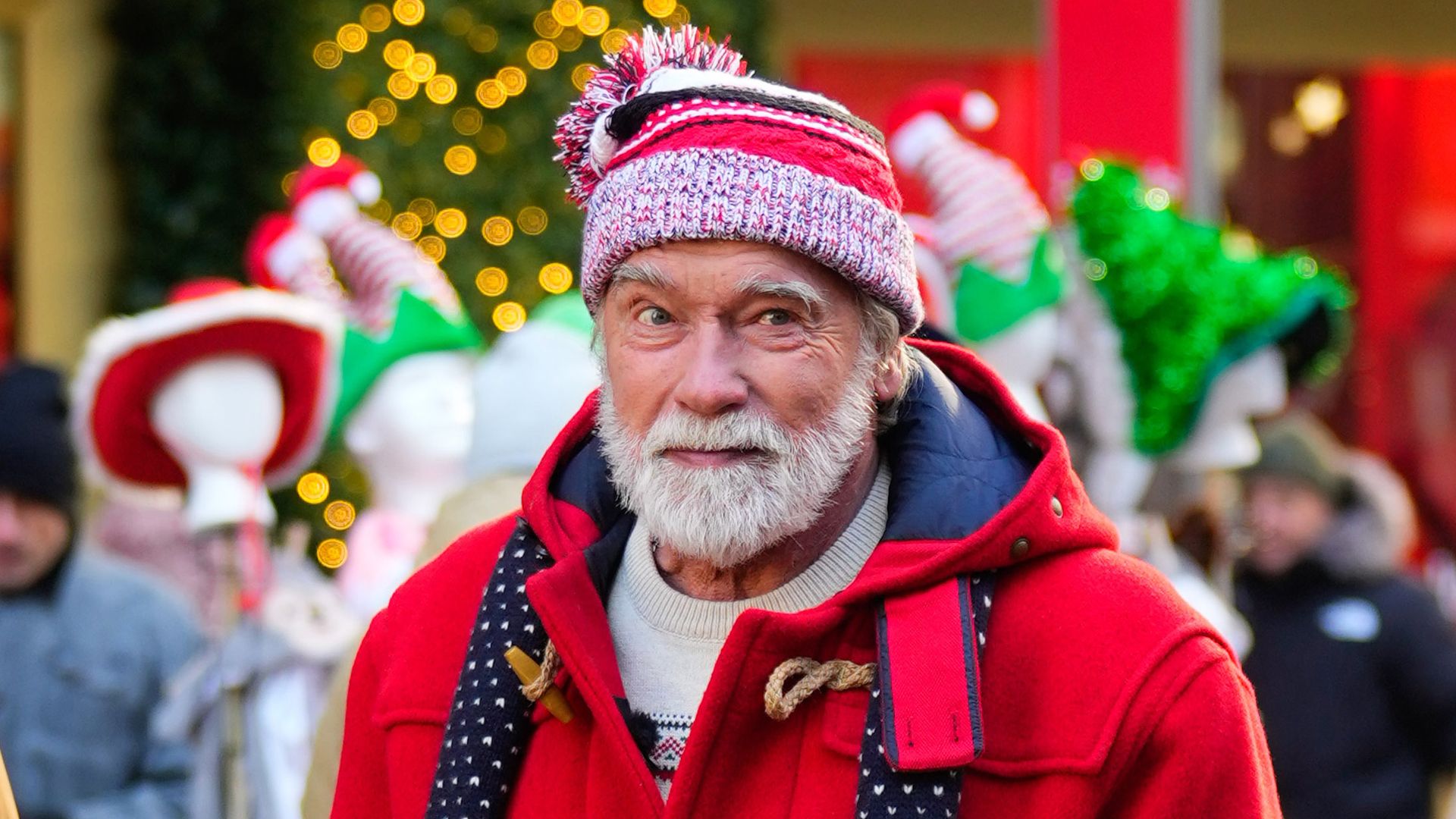 Arnold Schwarzenegger se disfraza con el traje rojo: será Santa Claus en "Misión bolsa mágica"