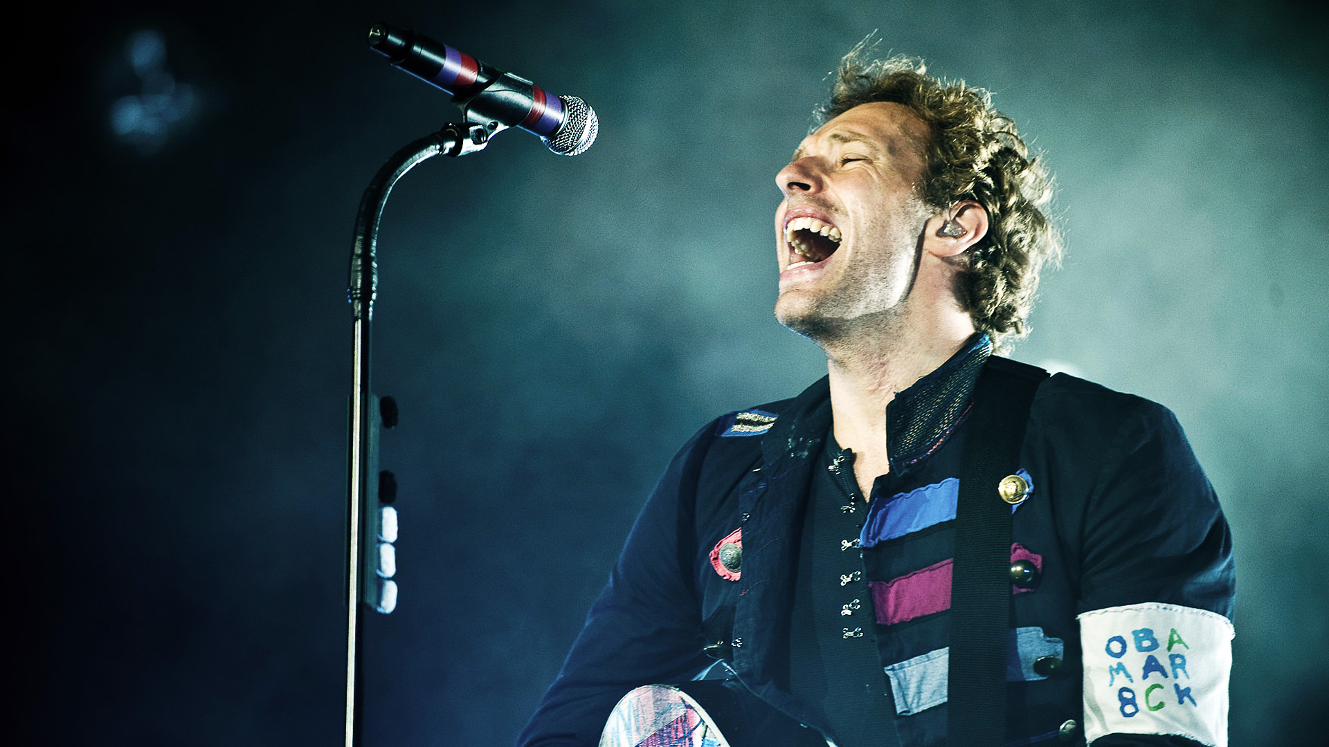 Chris Martin sorprende a artista callejero y canta “Viva la Vida” en Londres