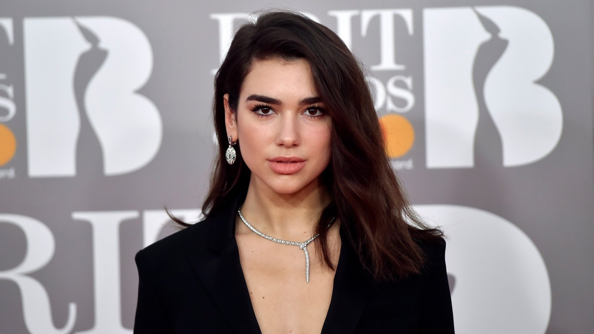 ¡Dua Lipa no se queda callada! La diva del  pop demanda a Samsung por una cifra astronómica
