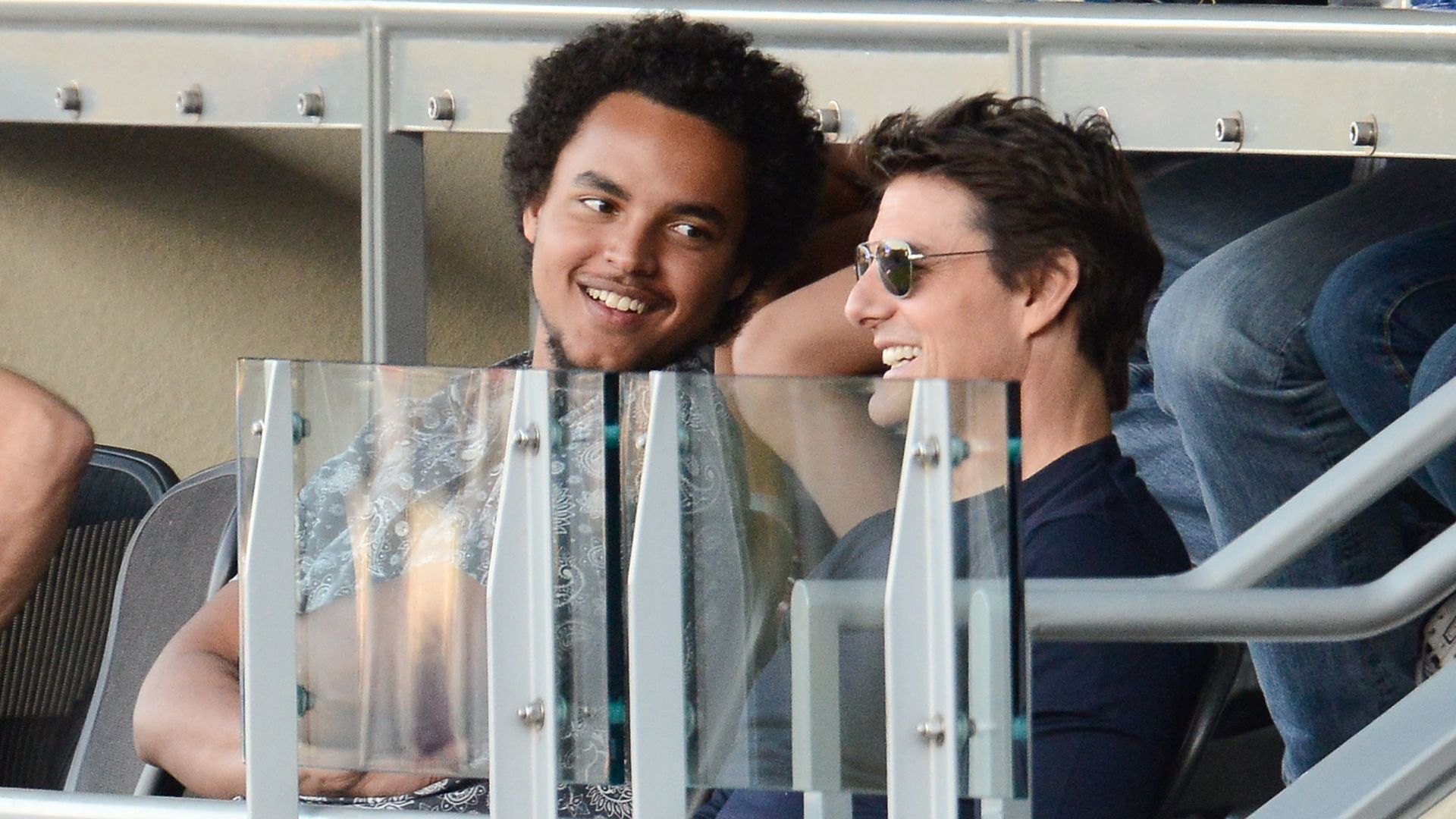 Connor Cruise hijo de Tom Cruise y Nicole Kidman acompaña a los Rays en una noche de remontada